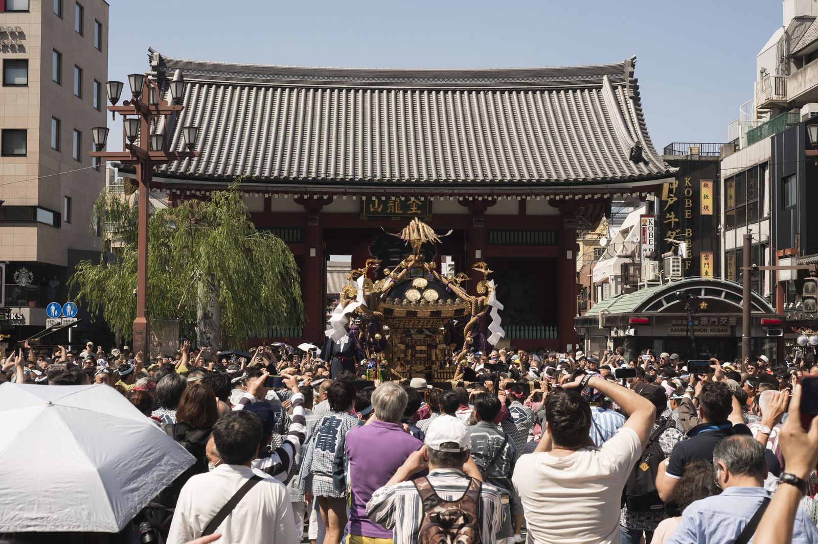 The crowd in front of Sensō-ji.